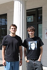 Hajo Eick (links) und Philipp Kremer stehen vor der Millerntorwache - einem Gebäude aus weißem Stein mit Säulen vor dem Eingang
