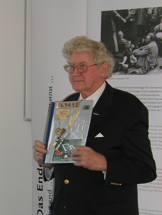 Helge Hansen bei der Übergabe seiner Erinnerungsstücke an die KZ-Gedenkstätte Neuengamme, November 2004 (ANg, F 2016-13, Bildausschnitt)