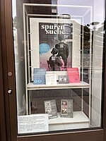 Großaufnahme des Schaufensters mit Ausstellung