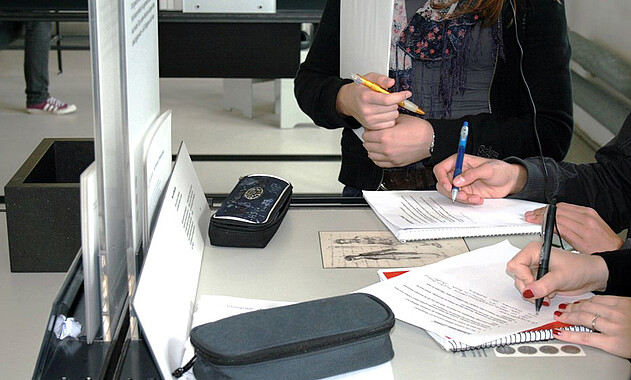 Kooperationen Foto der Recherchen in der Hauptausstellung. Foto: KZ-Gedenkstätte Neuengamme, 2009.