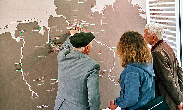Centre de mémoire de Neuengamme Foto von BesucherInnen an einer Karte der Außenlager des KZ Neuengamme. Foto: Michael Kottmeier, 2005.