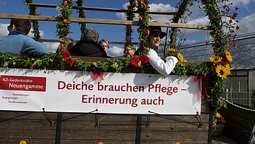 Erntedankwagen der Gedenkstätte mit Banner "Deiche brauchen Pflege - Erinnerung auch"
