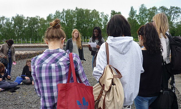 Foto von Schülerinnen, die ihre Ergebnisse präsentieren. Foto: KZ-Gedenkstätte Neuengamme, 2013.