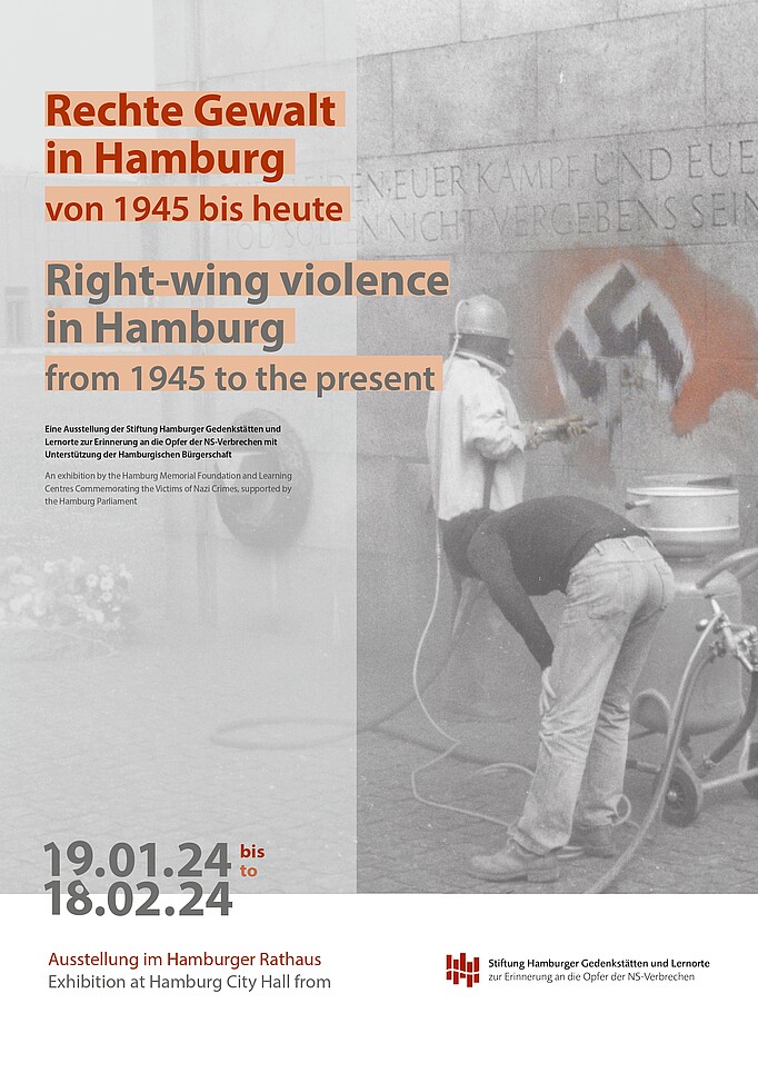 Ausstellungsplakat, im Hintergrund ein historisches Foto auf dem zwei Menschen eine Hakenkreuzschmiererei entfernen, im Vordergrund der Titel