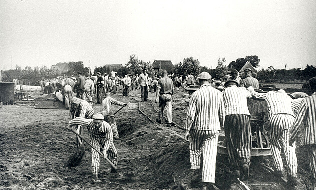 Bild der Erdarbeiten an der Dove Elbe, im Vordergrund mit der Schaufel: Salo Blechner, Foto der SS, 1941/42.