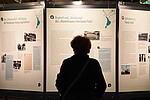 Ein Besucher der Ausstellung vor einem der Plakate
