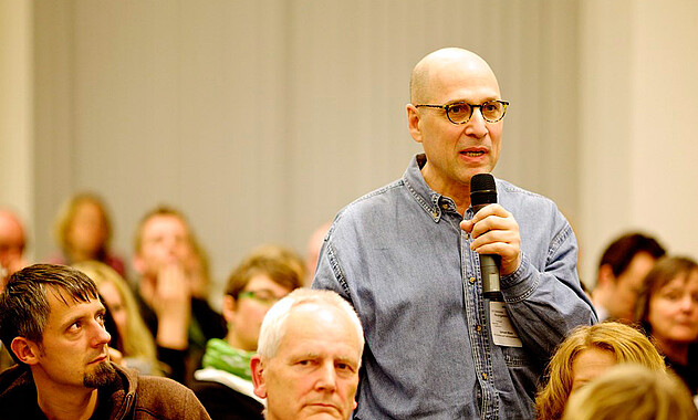Studienzentrum Foto von Samson Munn (USA) auf der Konferenz „Umgang mit nationalsozialistischer Täterschaft“. Foto: Mark Mühlhaus, attenzione photographers, 2013.