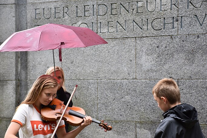 Foto einer Geigenspielerin am Mahnmal