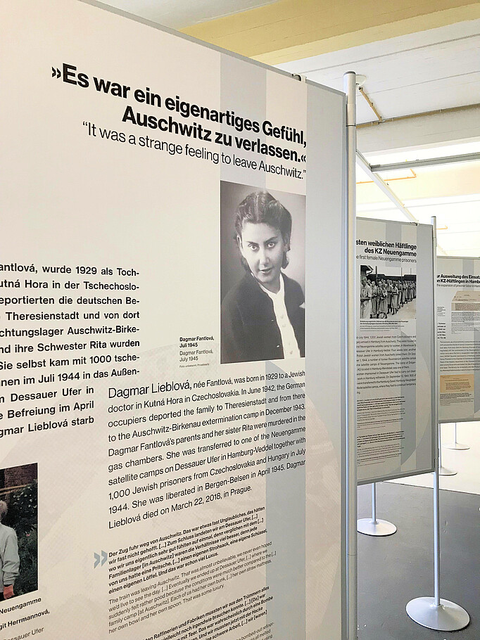 Eine Tafel der Ausstellung "Eine Stadt und ihr KZ" im Foyer der Hauptausstellung