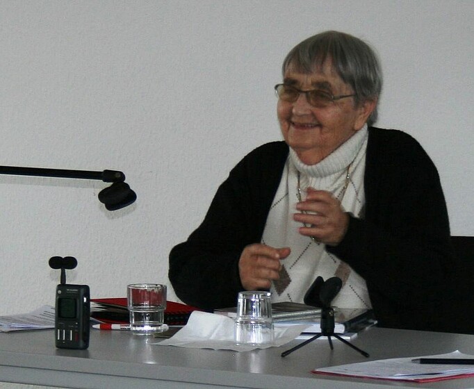 Steffi Wittenberg während eines Zeitzeugengespräches in der Gedenkstätte, 2011