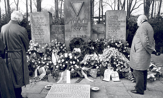 Foto der Gedenkfeier anlässlich des 40. Jahrestags des Untergangs der Schiffe in der Lübecker Bucht am Gedenkstein in Neustadt-Pelzerhaken, 3.5.1985.