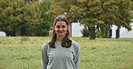 Marie Zachger steht zentral im Bild. Im Hintergrund sieht man eine grüne Wiese.