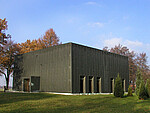 Foto des ehemaligen „Dokumentenhauses“. Heute ist es das „Haus des Gedenkens“. Foto: KZ-Gedenkstätte Neuengamme, 2006. (ANg 2014-467)
