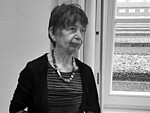 Heidburg Behling an ihrem 80. Geburtstag in der KZ-Gedenkstätte Neuengamme, Schwarzweißfoto als Portrait H