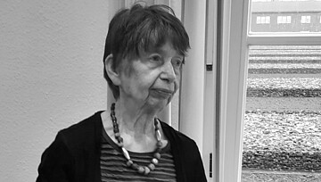 Heidburg Behling an ihrem 80. Geburtstag in der KZ-Gedenkstätte Neuengamme, Schwarzweißfoto als Portrait H