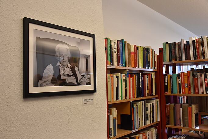 Bild von Ralph Giordano in der neu eröffneten Ralph-Giordano-Bibliothek