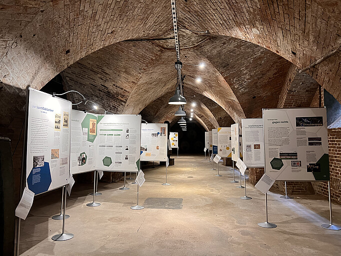 Gemauertes Gewölbe mit Ausstellungstafeln