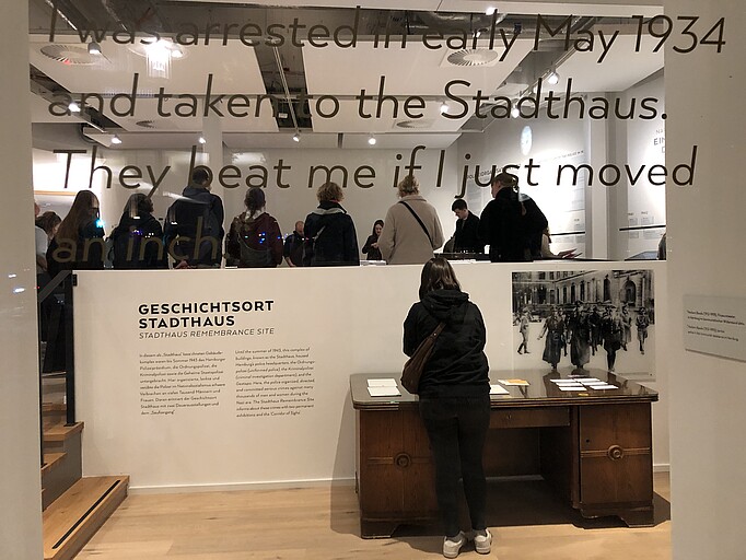 Lange Nacht der Museen am Geschichtsort Stadthaus. Blick durch ein Fenster