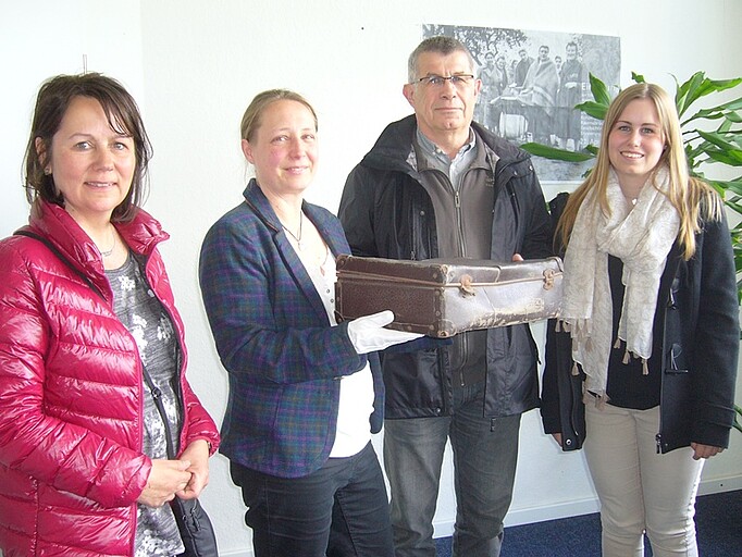 La remise des affaires de Nestor Beaufort aux archives du Mémorial de Neuengamme 