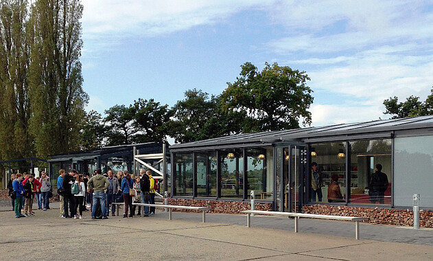 Service Foto vom Service-Point am Haupteingang der Gedenkstätte. Foto: KZ-Gedenkstätte Neuengamme, 2014.