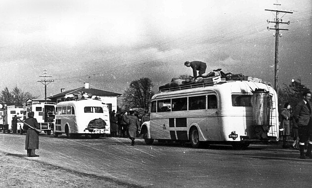 Historique La fin Foto der Evakuierung skandinavischer Häftlinge mit Rot-Kreuz-Bussen, 1945
