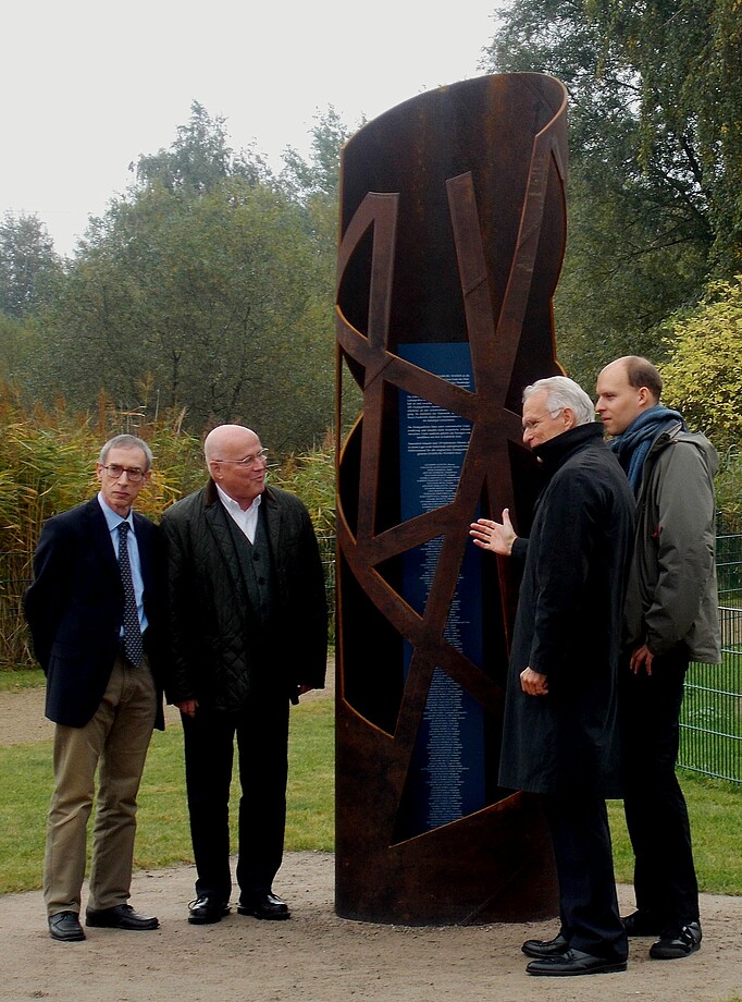 Foto Einweihung Mahnmal Kaltehofe mit dem italienischen Generalkonsul Flavio Rodilosso, Manfred Hessel-Stahl, Dr. David Templin, und Michael Beckereit 