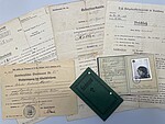 Auf einem Tisch liegen Beispieldokumente aus dem Nachlass, darunter die Bescheinigung der Eheschließung von Käthe und Richard Harder, ein Ausweis und eine Geburtsurkunde von Käthe Harder, ein Strafbefehl gegen Richard Harder und ein Beschluss vom Erbgesundheitsgericht