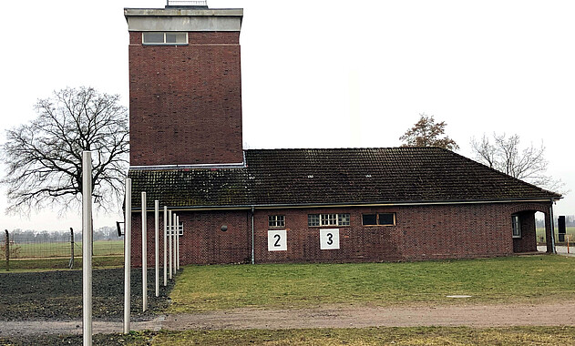 Foto der ehemaligen SS-Hauptwache mit Wachturm